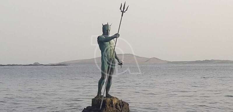 La escultura de Luis Arencibia con un ramo de flores/TA.